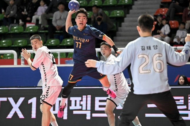 2일 상무와 경기에서 슛을 던지는 인천도시공사 김락찬 / 사진=한국핸드볼연맹 제공