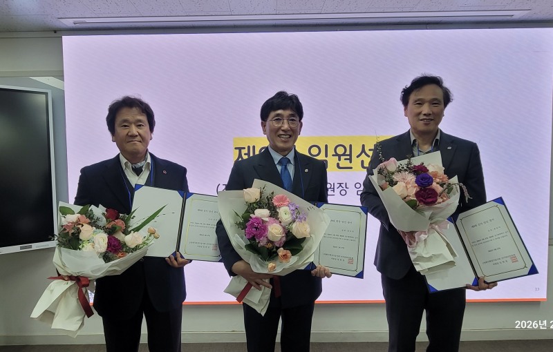 한국환경기술사회는 지난 2월 27일 서울 광진구 한국기술사회 대회의실에서 제19회 정기총회를 개최하고, 홍순명 폐기물처리기술사를 제9대 회장으로 선출했다고 밝혔다. 사진은 홍순명 한국환경기술사회 회장(가운데)이 새롭게 선출 김희만 감사(왼쪽), 최원덕 감사(오른쪽)와 기념사진을 촬영하는 모습./한국환경기술사회