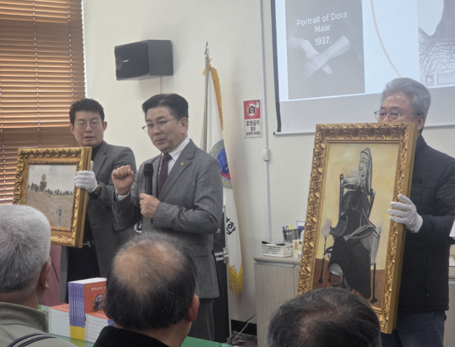 사진=작품을 설명하고 있는 꾸바아트센터 차효준대표