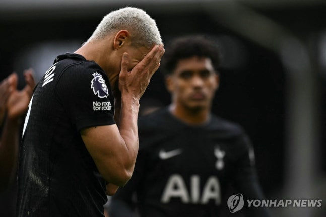 고개 숙인 토트넘 선수들 / 사진=연합뉴스