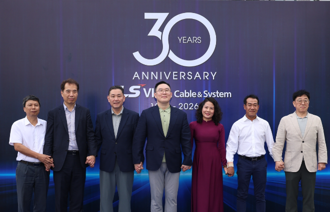 (왼쪽 네 번째부터) 구본규 LS전선 대표, 이상호 LS에코에너지 대표, 장동욱 LS-VINA 법인장 등 참석자들이 1일 베트남 하이퐁 사업장에서 열린 LS-VINA 창립 30주년 기념식에서 기념촬영을 하고 있다. 사진= LS전선