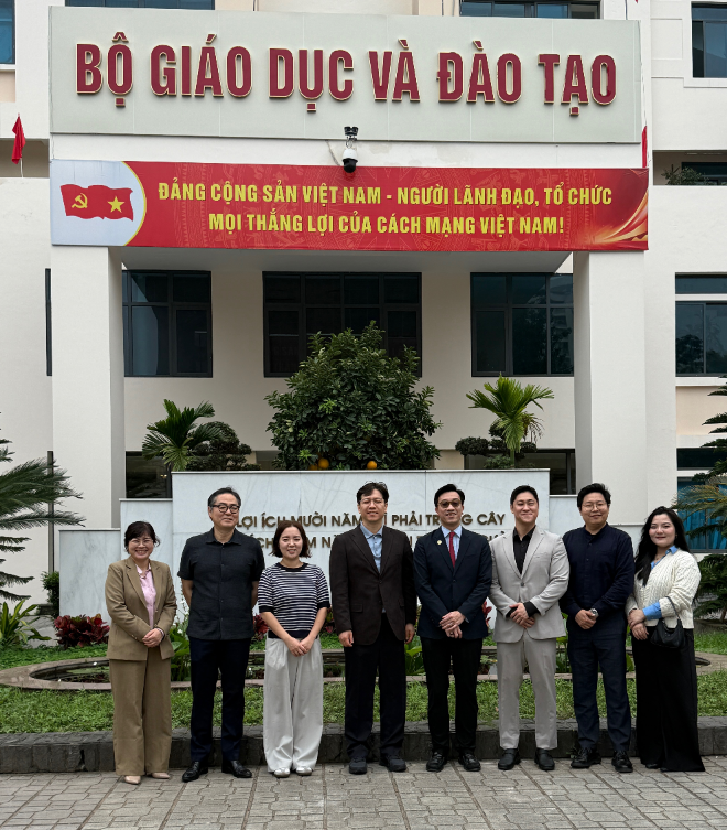 상명대-베트남 CIED의 양 기관 주요 관계자들이 단체기념 사진촬영을 하고 있다. (사진제공=상명대)