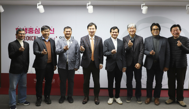 캄보디아 바탐방국립대 교수진 초청 단체기념 사진. (사진제공=덕성여대)