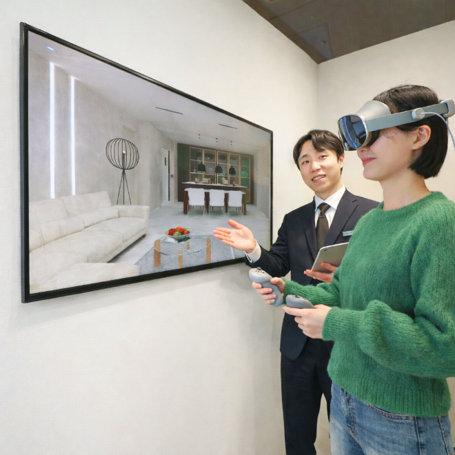 서울 강남구에 위치한 현대리바트 오프라인 매장인 리바트 토탈 강남에서 고객이 삼성전자 '갤럭시 XR' 헤드셋을 끼고 확장현실(XR) 기술을 활용한 인테리어 상담을 받고 있는 모습.