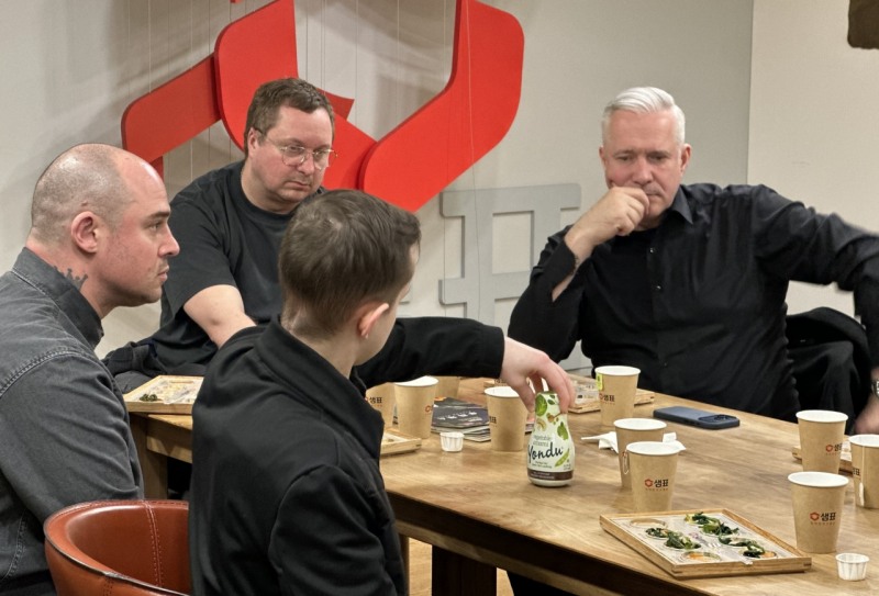서울 중구 충무로에 위치한 샘표 맛 연구센터 ‘우리맛연구중심’을 방문한 알렉산더 헤르만 셰프(사진 기준 가장 오른쪽)