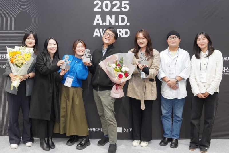 26일(목) 오후, 서울시 코엑스에서 열린 ‘2025 앤어워드’ 행사에서 실버(Silver) 상을 수상한 코이카 홍보실 직원 및 관계자들이 기념사진을 촬영하고 있다.