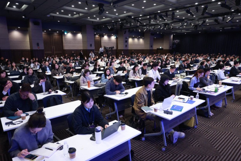 3일 서울 여의도 중소기업중앙회 KBIZ홀에서 코이카가 주최한 ‘2026 개발협력 참여전략 설명회’ 현장에서 기업 관계자들이 발표 내용을 경청하며 자료를 살펴보고 있다.