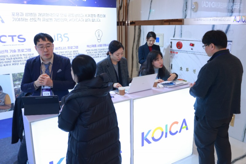 3일 서울 여의도 중소기업중앙회 KBIZ홀에서 코이카가 주최한 ‘2026 개발협력 참여전략 설명회’ 1:1 심층 컨설팅 부스에서 기업 관계자가 코이카의 조달 상담을 상담을 받고 있다.