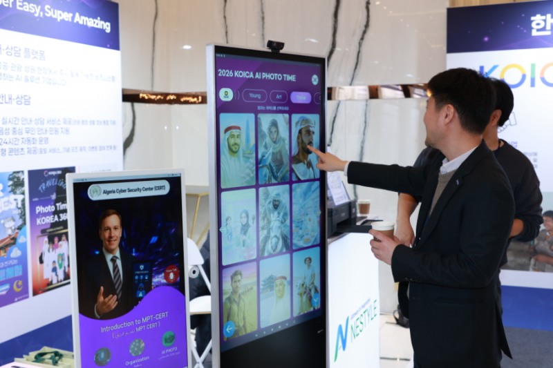 3일 서울 여의도 중소기업중앙회 KBIZ홀에서 코이카가 주최한 ‘2026 개발협력 참여전략 설명회’ 참석자들이 우수 기업의 솔루션을 체험해보고 있다.