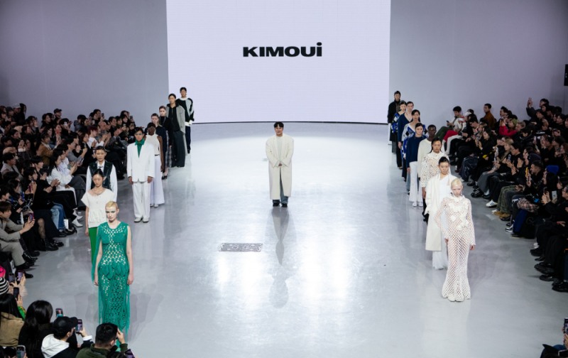 키모우이 김대성 대표가 선보이는 ‘SILHOUETTE IN REST’ 컨셉의 니트 컬렉션. 자연스럽고 여백의 미가 느껴지는 헤어 스타일링을 연출한 모델들이 런웨이에서 키모우이만의 감성을 표현하고 있다.