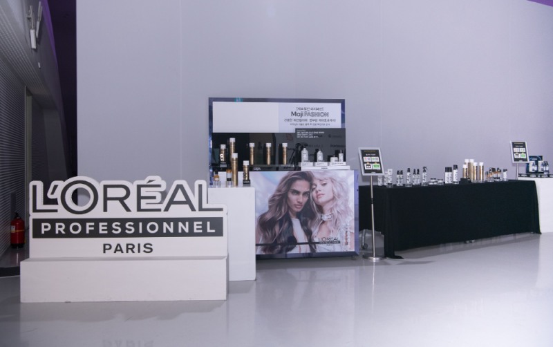 패션쇼장 입구에서 관람객들이 헤어 스프레이 ‘에르네뜨’를 직접 체험해볼 수 있도록 마련된 로레알 프로페셔널 스타일링 체험존