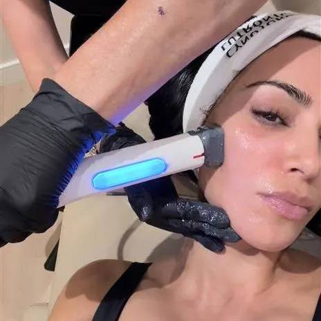 킴 카다시안, 세르프 관리 영상 SNS 통해 공개