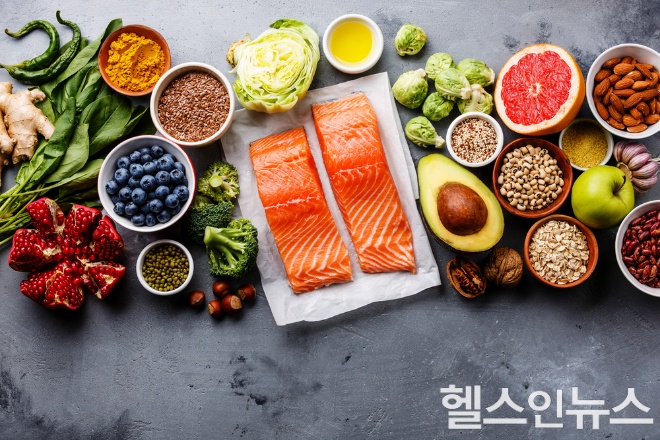 고혈압 관리를 위해서는 나트륨 배출을 돕는 칼륨과 마그네슘이 풍부한 채소·과일 중심의 식단을 유지하는 것이 가장 효과적이다. (이미지 제공=클립아트코리아)