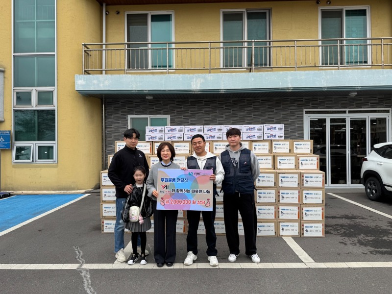 더케이엠 컴퍼니는 성예노인복지센터를 통해 소외계층 어르신들을 위한 후원 물품을 전달한 뒤 기념촬영을 진행하고 있다./사진=더케이엠 컴퍼니 제공