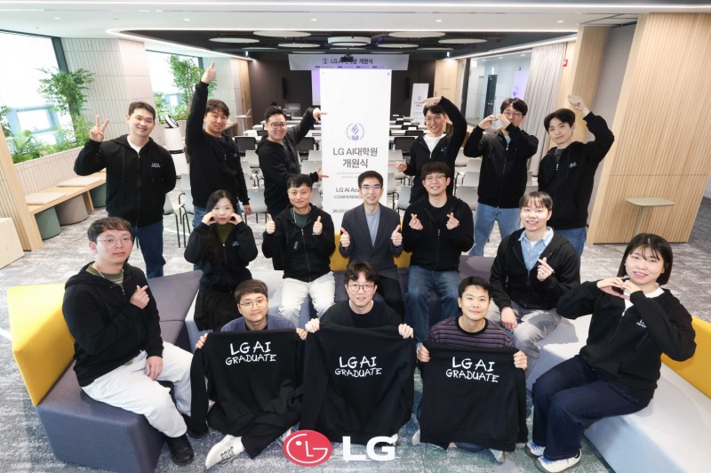 이홍락 LG AI대학원장(두번째 줄 왼쪽에서 네번째)과 LG AI대학원 1기 입학생들이 4일 개원식이 열린 LG AI대학원 마곡 캠퍼스에서 기념 사진을 촬영하고 있다./LG