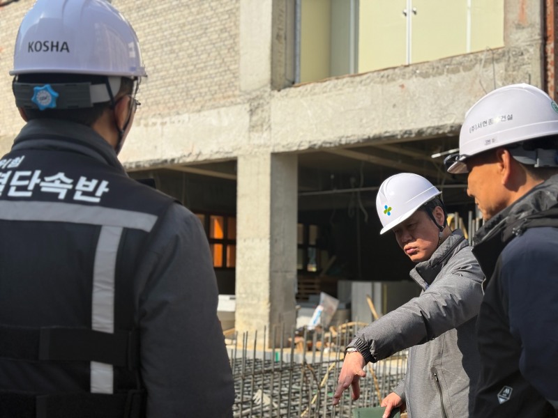안전보건공단 고양파주지사(KOSHA, 지사장 윤기한)는 4일 관내 굴착공사 및 해체·철거공사 등 해빙기 취약 건설현장을 대상으로 산업재해 예방을 위한 현장 집중점검을 실시했다고 밝혔다. 사진 가운데 윤기한 지사장./안전보건공단 고양파주지사