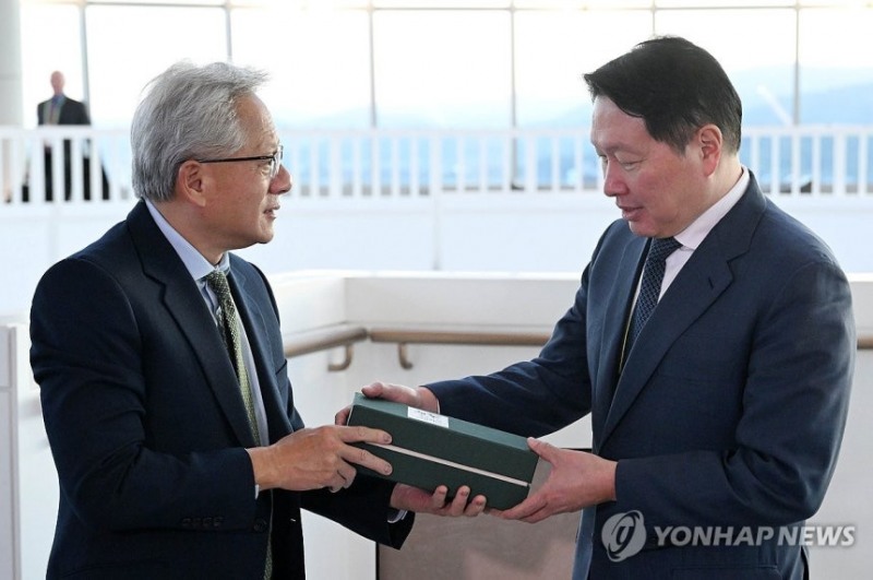 젠슨 황 엔비디아 CEO가 31일 경북 경주 예술의전당에서 열린 아시아태평양경제협력체(APEC) 최고경영자(CEO) 서밋에 참석, 최태원 대한상의 회장과 만나 위스키 하쿠슈 25년을 선물하고 있다. 2025.10.31