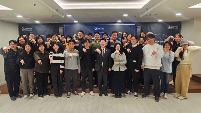 ‘동그라미재단 AI Academy 2기’ 중급반 수료식에서 안철수 출연자와 수료생들이 기념촬영을 하고 있다. (사진=동그라미 재단 제공)