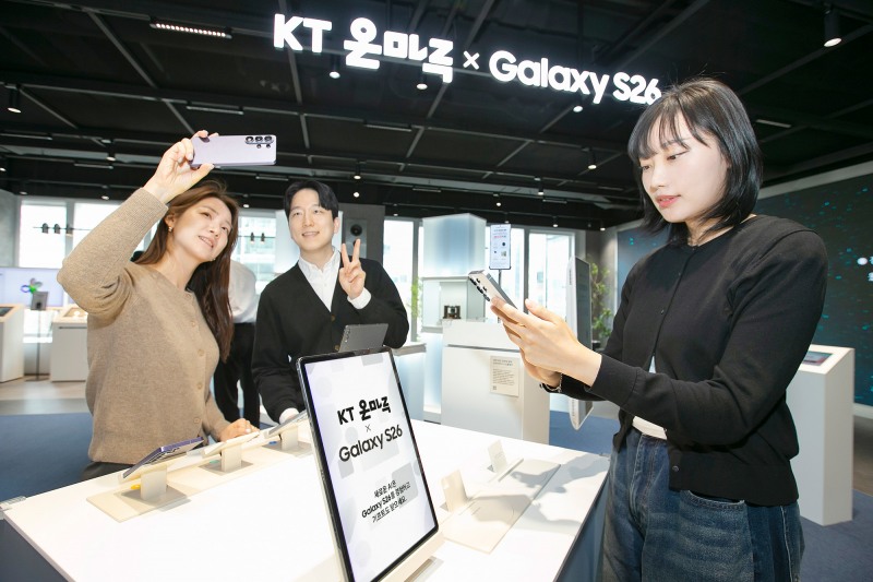 고객들이 KT 광화문빌딩 웨스트(West) 2층 ‘KT온마루X갤럭시 S26 팝업’을 이용하는 모습