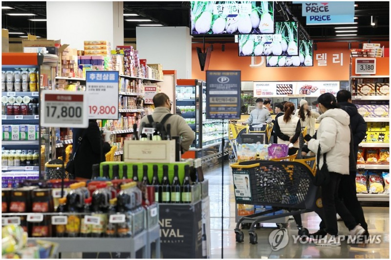 2월 소비자물가는 2% 오르며 6개월 연속 2%대를 유지했지만 3월에는 유가상승으로 물가상승 압박이 심할 것으로 전망된다. 사진=연합뉴스