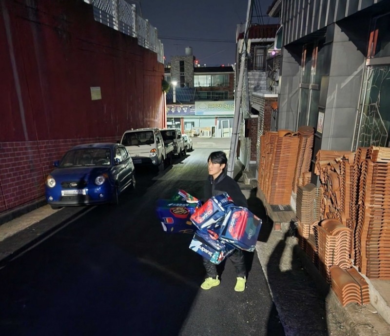 투네스트 관리자가 ‘프레시백 프리데이’ 캠페인의 일환으로 배송기사들을 대신해 프레시백을 한가득 안고 수거 작업에 나서고 있다./사진=㈜투네스트 제공