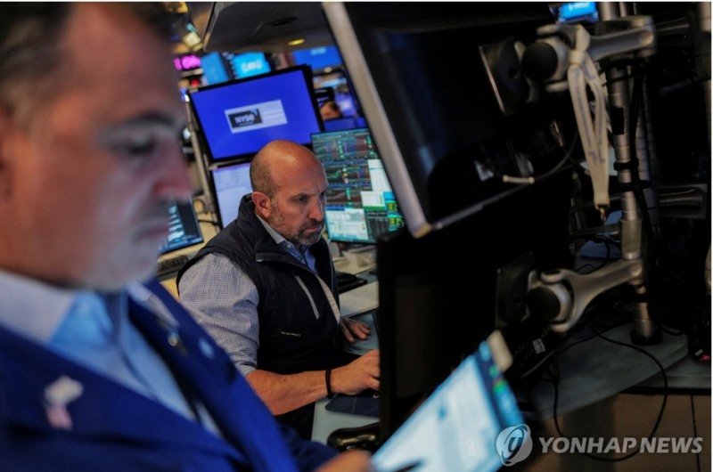 뉴욕증시 3대 지수가 중동전쟁 여파로 인한 국제유가 급등으로 이틀째 약세를 이어갔다. 사진=UPI, 연합뉴스