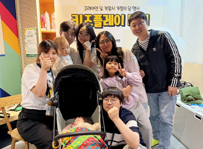 고려아연이 2025년 5월 31일 서울 강남의 한 키즈카페에서 개최한 ‘키즈 플레이’ 행사에 참가한 회사 직원과 가족이 기념촬영을 하고 있다. 2026년 3월24일 고려아연 정기 주주총회에서 임직원의 기대를 저버린 지배구조 변화가 일어날 경우 사진과 같은 임직원들의 화목한 모습을 볼 수 없을 것이라는 우려가 크다. 사진= 고려아연