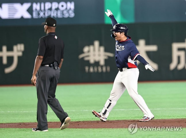 1회초 2타점 적시타 친 문보경 / 사진=연합뉴스