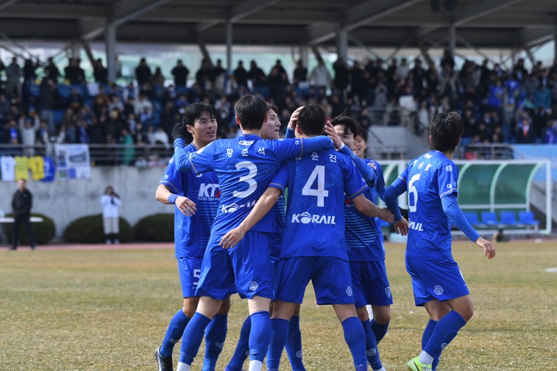 대전코레일FC가 8일 오후 대전월드컵보조경기장에서 열린 춘천시민축구단과의 첫 경기에서 3-1로 승리를 거뒀다./코레일