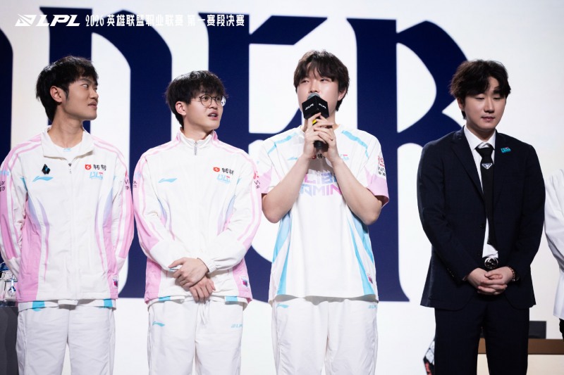 인터뷰 중인 빌리빌리 게이밍(BLG) '빈' 천쩌빈(사진=LPL)