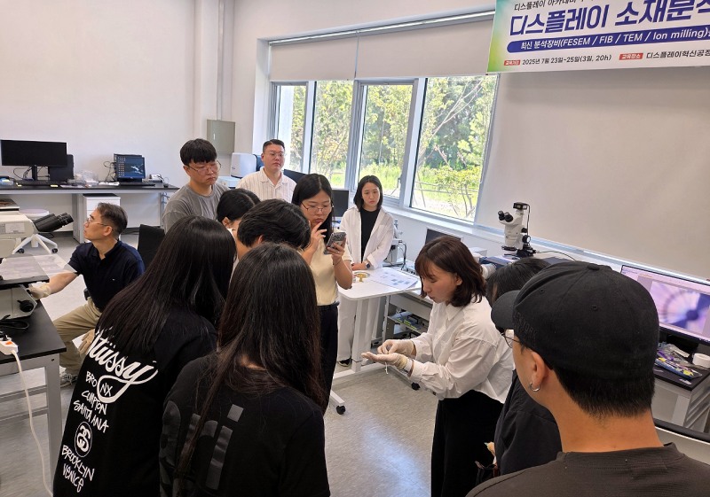 지난해 디스플레이 인력양성사업에 참여한 교육생들이 기업맟춤형 실습 교육을 받고 있다. / 아산시 제공