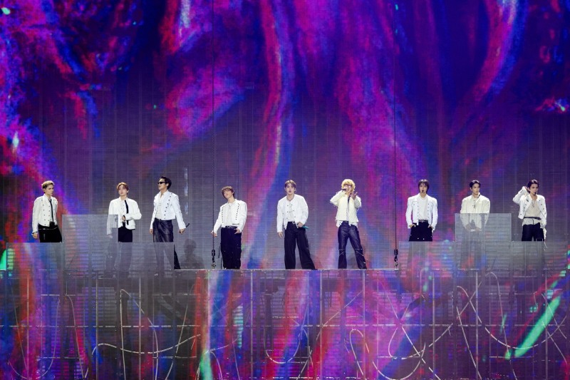 세븐틴, 호평 속 아시아 투어 순항…팀 공식 컬러로 싱가포르 랜드마크 물들여