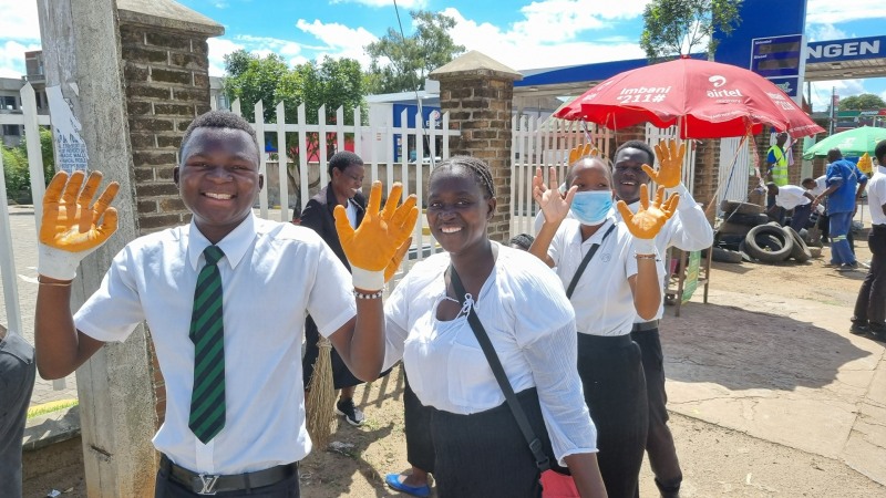 지난 7일 말라위 블랜타이어시 글린존스 거리와 세인트 조지 거리 일대에서 신천지 말라위지역 시온기독교선교센터 수강생 50명이 ‘빛과 소금의 날’ 환경정화 봉사활동으로 거리 청소를 진행하고 있다. / 사진 제공 = 신천지 말라위지역