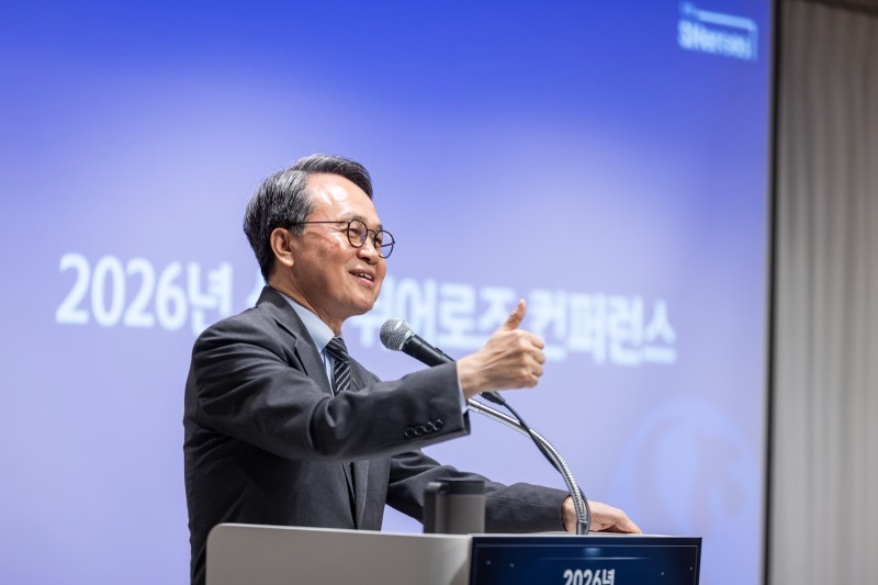 신한금융그룹(회장 진옥동)은 지난 6일 오후 서울시 중구에 위치한 로얄호텔에서‘2026 신한 쉬어로즈(SHeroes) 컨퍼런스’를 개최했다고 9일 밝혔다. 이날 행사에 참여한 진옥동 신한금융 회장이 축사를 하는 모습./신한금융그룹