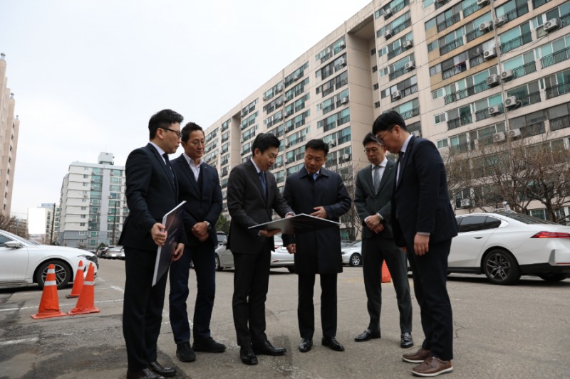 신반포 19ㆍ25차 현장을 찾은 송치영 사장(왼쪽에서 네 번째)