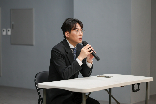 음저협 이시하 회장이 취임 첫날 직원들과 만나 간담회를 진행하고 있다. (사진제공=음저협)