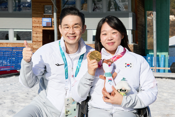 사진=배동현 BDH재단 이사장이 김윤지 선수와 함께 기념사진을 촬영하고 있다.