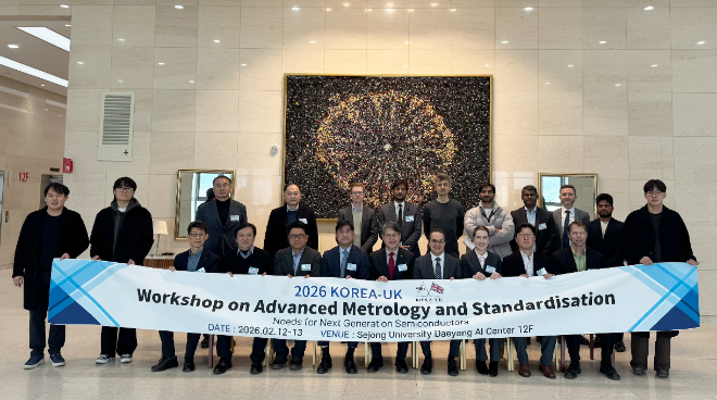 세종대에서 지난달 2월 12일과 13일 양일간 개최된 ‘차세대 반도체 첨단 계측 및 표준화 국제 워크숍’ 참석자들이 기념 촬영을 하고 있다. (사진제공=세종대)