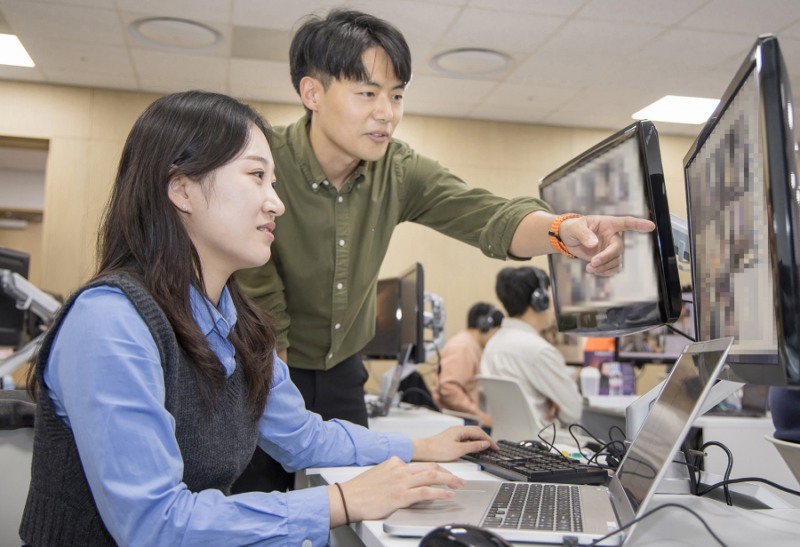 2025년 10월 삼성전자 인재개발원(경기도 수원)에서 삼성전자 감독관이 삼성직무적성검사(GSAT) 응시자를 대상으로 예비 소집을 진행하는 모습