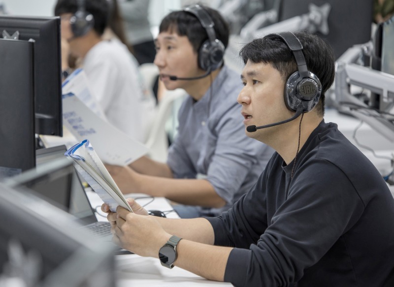 2025년 10월 삼성전자 인재개발원(경기도 수원)에서 삼성전자 감독관이 삼성직무적성검사(GSAT) 응시자를 대상으로 예비 소집을 진행하는 모습