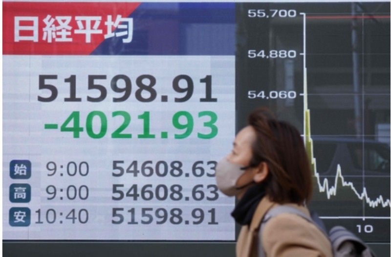 코스피를 비롯해 일본 대만 등 아시아 주요증시가 9일 국제유가 급등 영향으로 일제히 급락했다. 사진=AFP, 연합뉴스