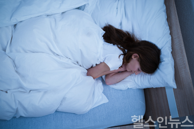 장기간 수면 부족이 지속되면 면역 기능 저하나 건강 문제로 이어질 수 있어 수면 습관 관리가 중요하다. (이미지 제공=클립아트코리아)
