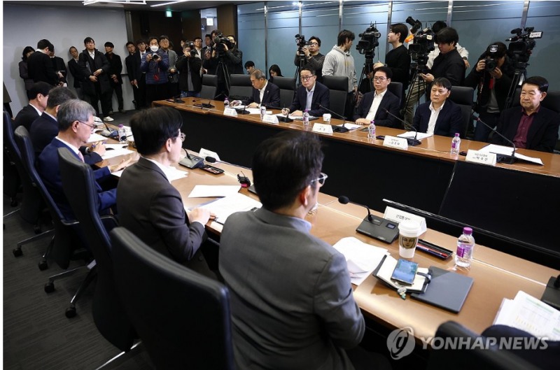 9일 정유업계 관계자들이 대항상공회의소에서 열린 정부 간담회에서 김정관 산업부 장관의 발언을 듣고 있다. 사진=연합뉴스