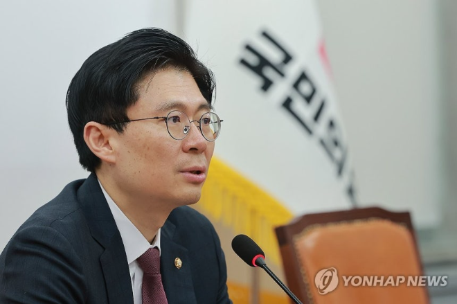 국민의힘 인재영입위원장인 조정훈 의원이 6일 국회에서 3차 영입 인재를 발표하고 있다. / 사진=연합뉴스