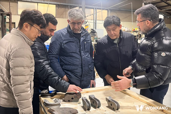 원강 공장을 방문한 튀르키예 파트너사 관계자들이 주요 부품의 제작 공정에 대한 설명을 듣고 있다. 사진=(주)원강 제공