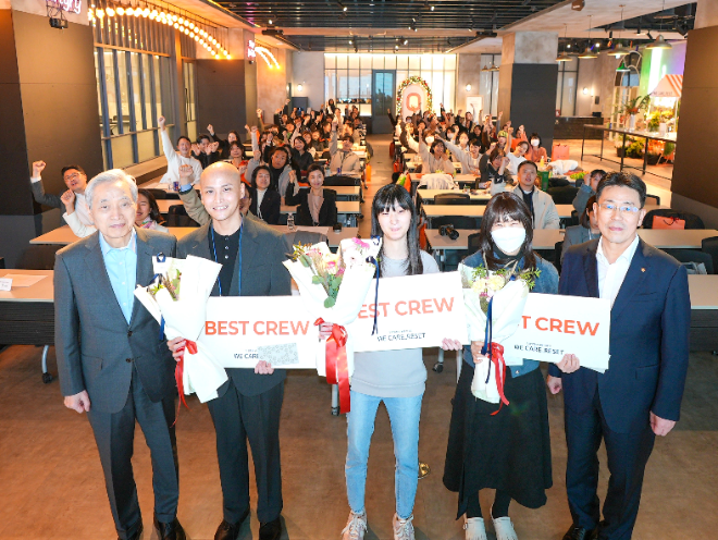 지난해 11월 25일(화) 서울 드림플러스 강남 이벤트홀에서 열린 암경험청년 돌봄 캠페인 ‘위케어 리셋데이(WE CARE RESET DAY)’ 행사 참가자들이 기념사진을 찍고 있다. 우측 첫 번째부터 한화생명 임석현 기획실장, 암경험청년 3명, 대한암협회 이민혁 회장