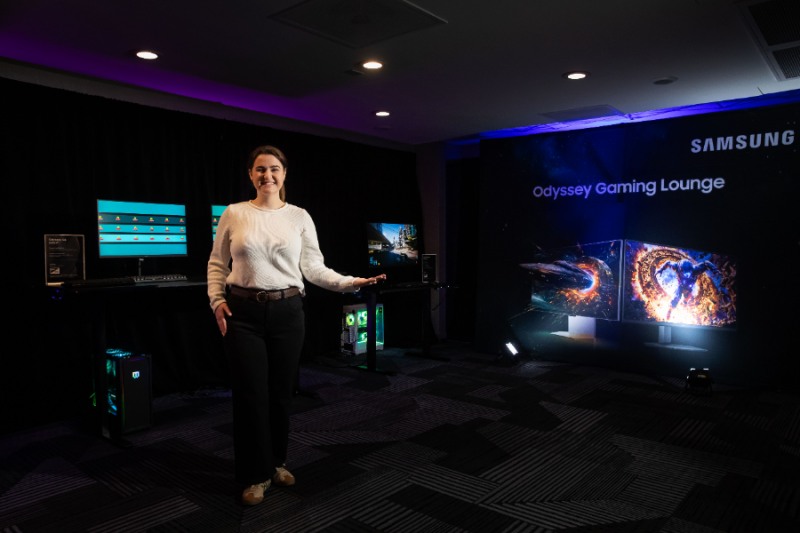 삼성전자 모델이 'GDC 페스티벌 오브 게이밍 2026'에서 삼성전자 행사장을 소개하고 있다.