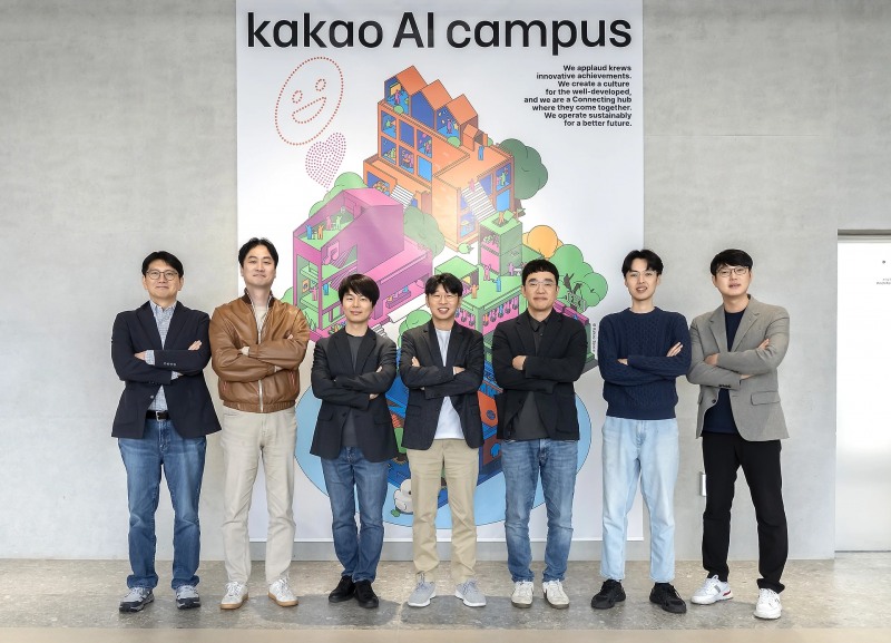 (사진 왼쪽부터) 김세웅 카카오 AI 커뮤니케이션 성과리더, 장준혁 한양대학교 융합전자공학부 교수, 주한별 서울대학교 컴퓨터공학부 교수, 최종현 서울대학교 전기·정보공학부 교수, 신진우 KAIST ICT 석좌교수, 이주호 KAIST 김재철AI대학원 교수, 김승룡 KAIST 김재철AI대학원 교수