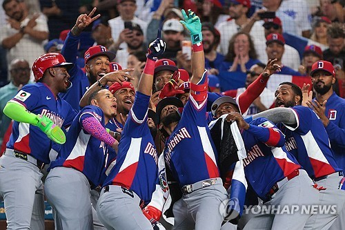 페르난도 타티스 주니어의 만루홈런을 자축하는 도미니카공화국 선수들 / 사진=연합뉴스