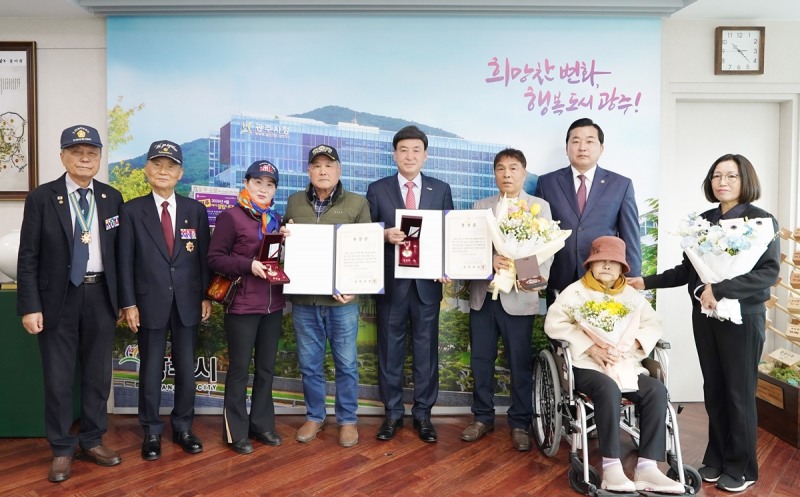 6·25전쟁 참전유공자 유가족에 화랑무공훈장 전수